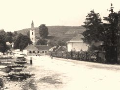 DOBRÁ VODA-vlaková súprava v strede obce