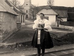DOBRÁ VODA-dievča v kroji